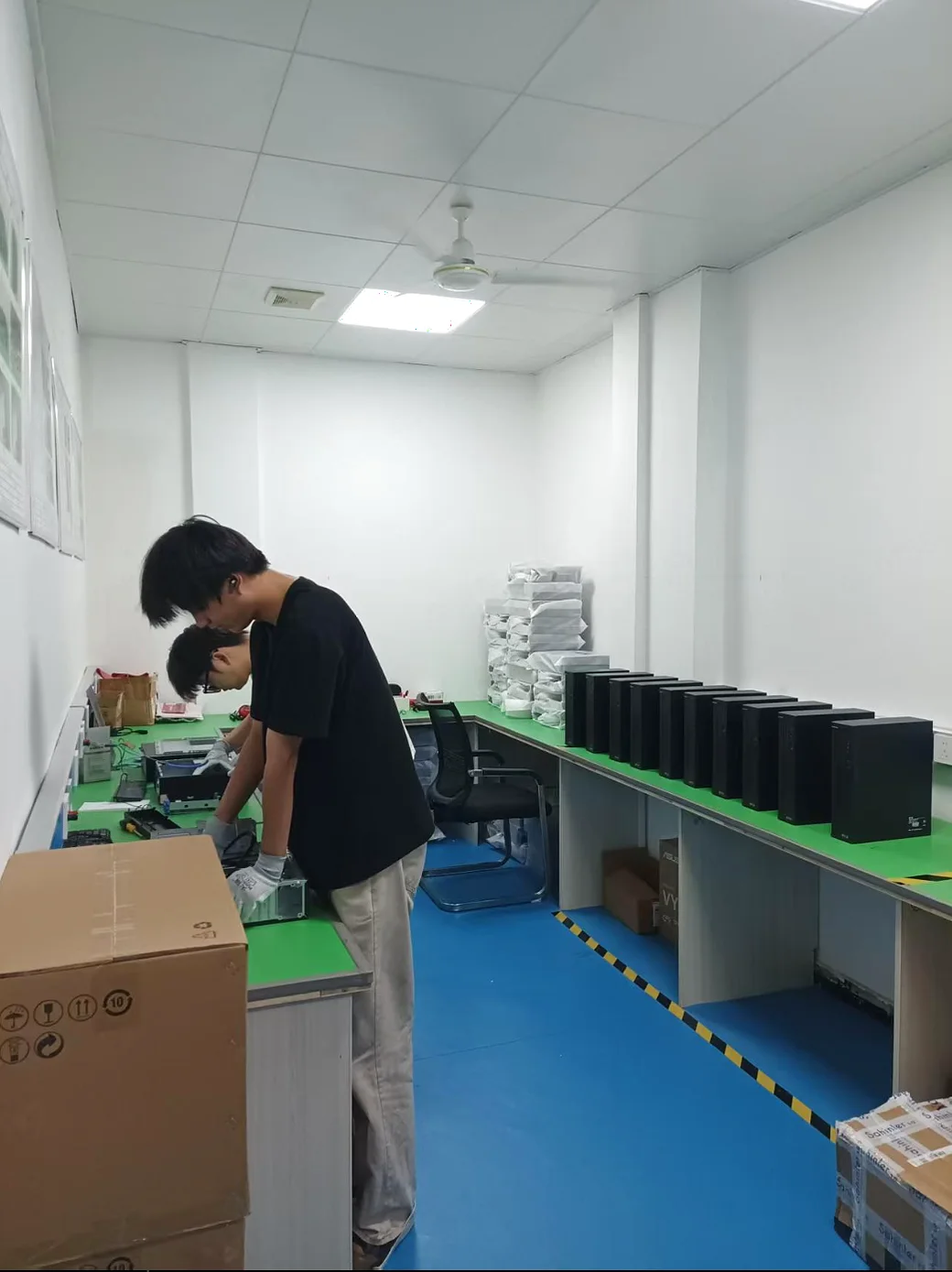 熠宇宙整机组装与成品现场